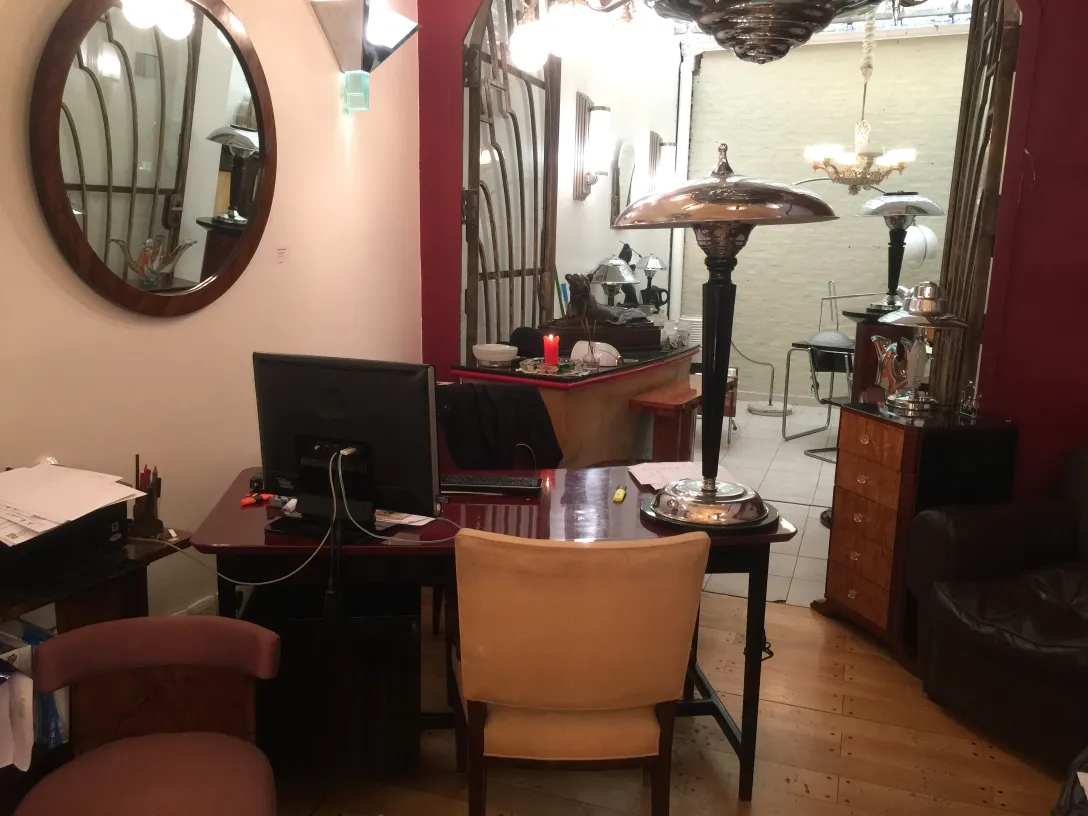 Espelho antigo decorativo em um ambiente acolhedor e elegante