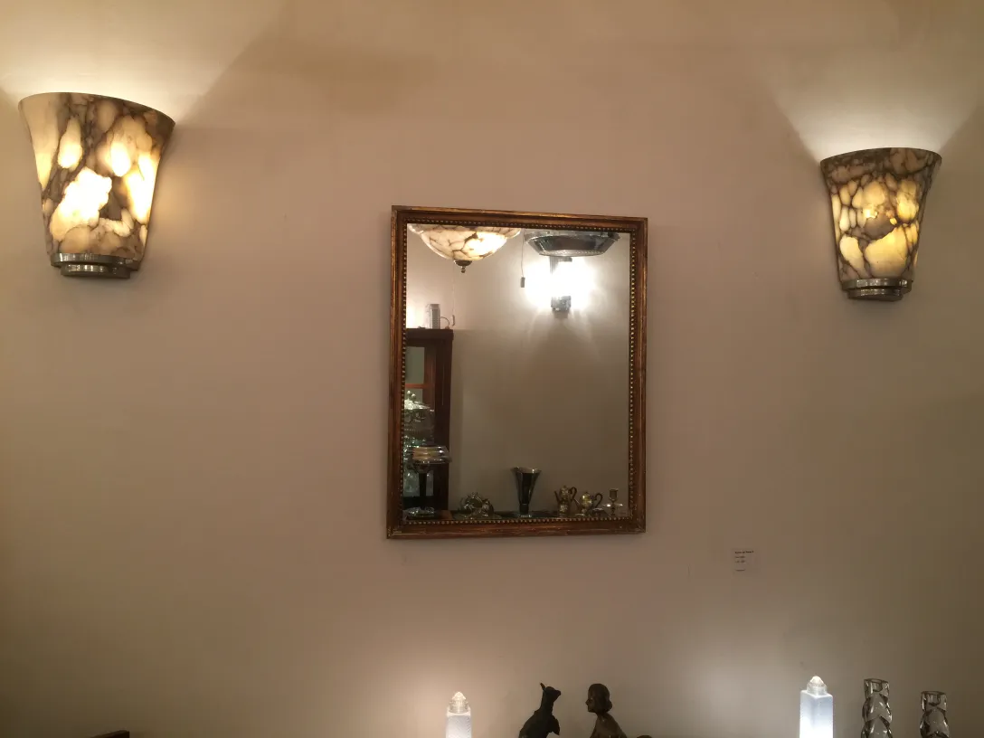 espejo antiguo decorado con luces y estilo clásico