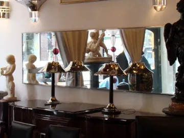 espejo antiguo decorativo reflejando el ambiente elegante