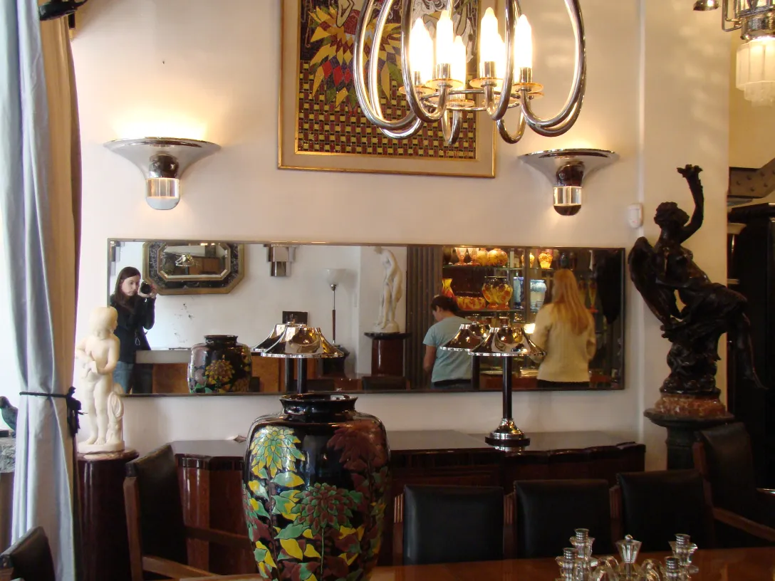 세련된 환경에 있는 장식용 고전 거울