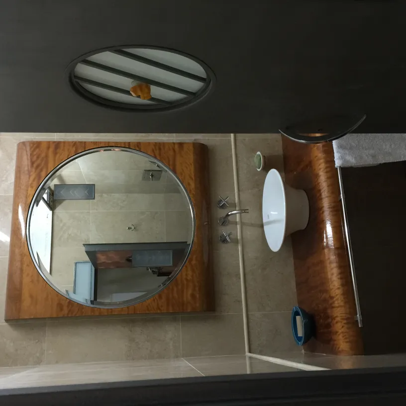 miroir rond antique dans la salle de bain, avec des éclaboussures d'eau