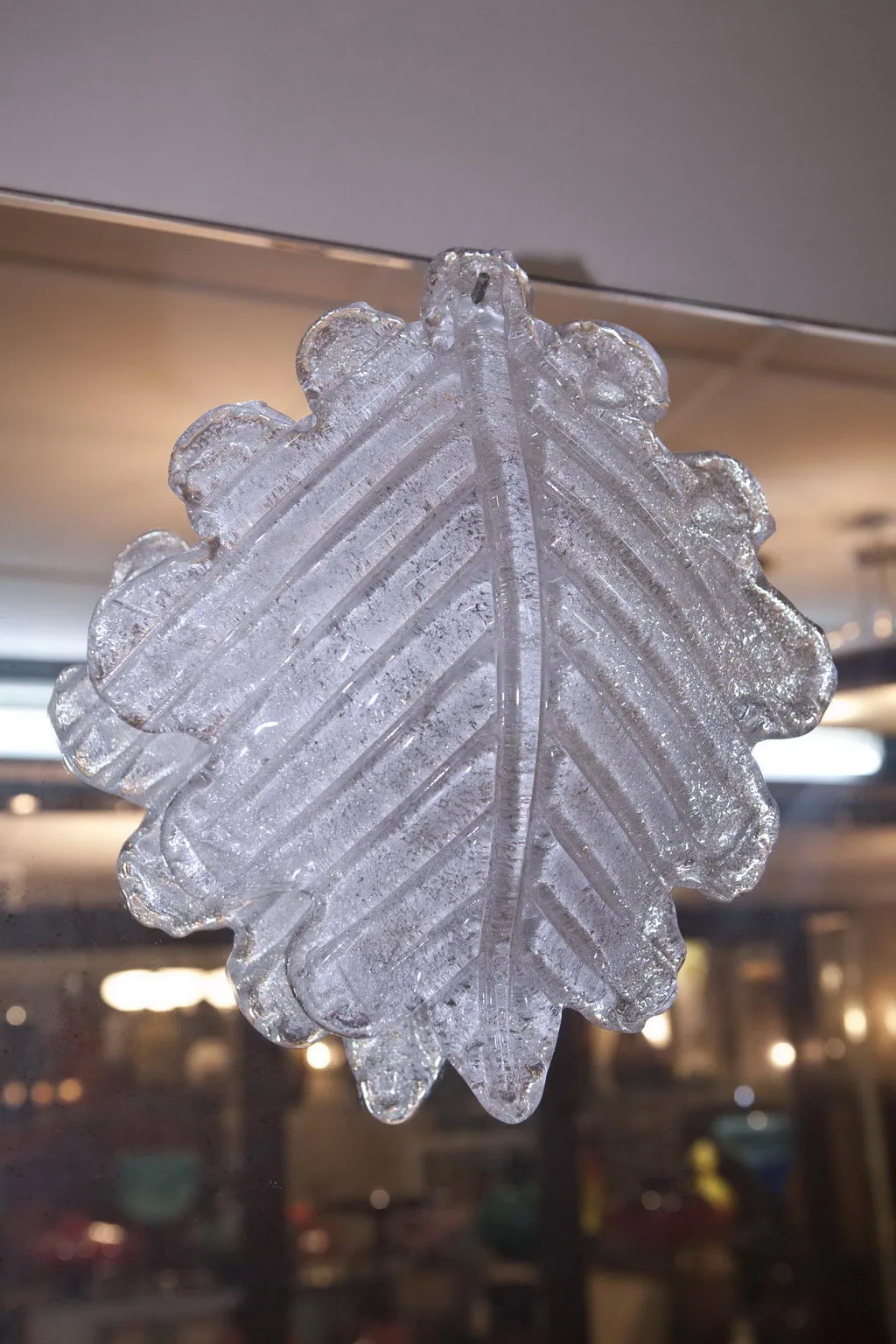 miroir antique décoratif en forme de feuille, fond doux