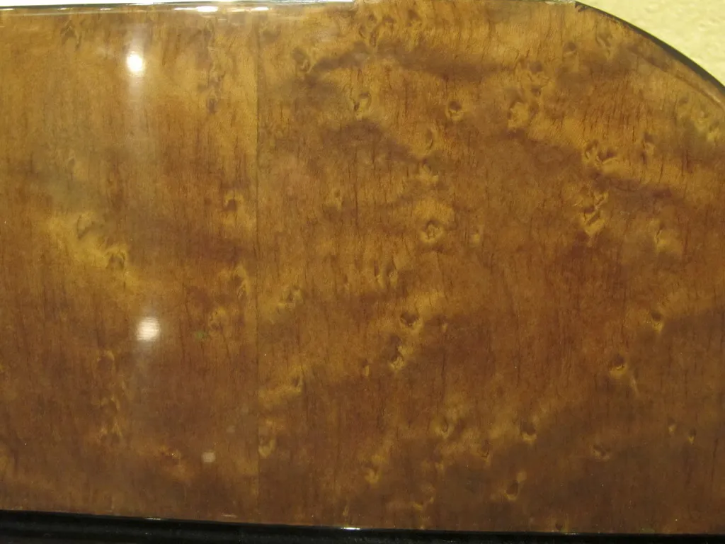 specchio antico decorativo con sfondo in legno