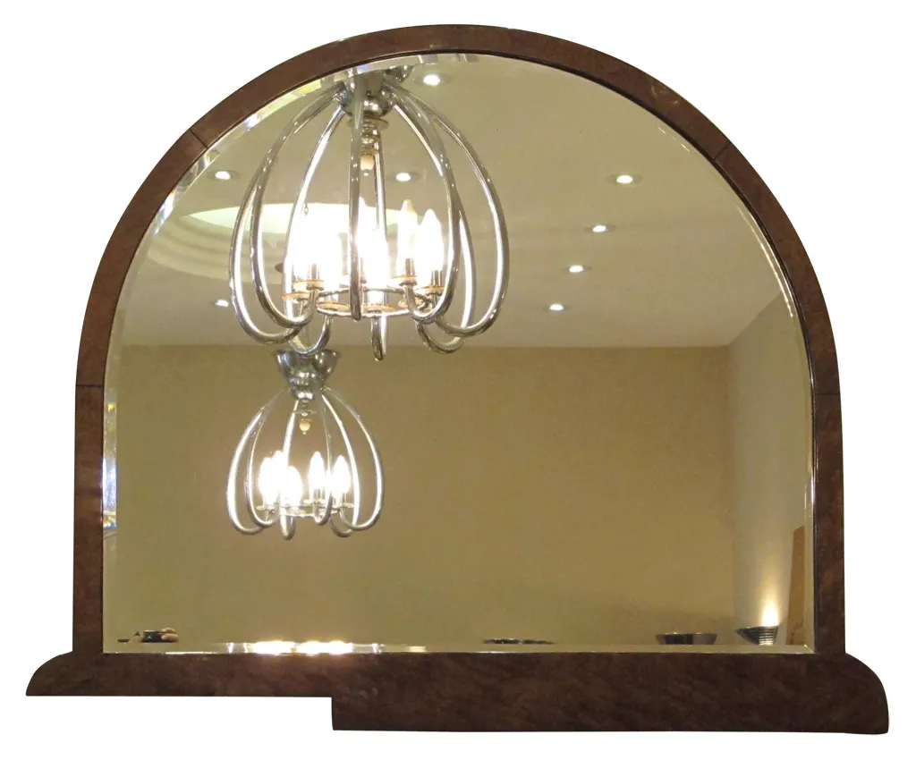 miroir ancien en arc dans un décor élégant