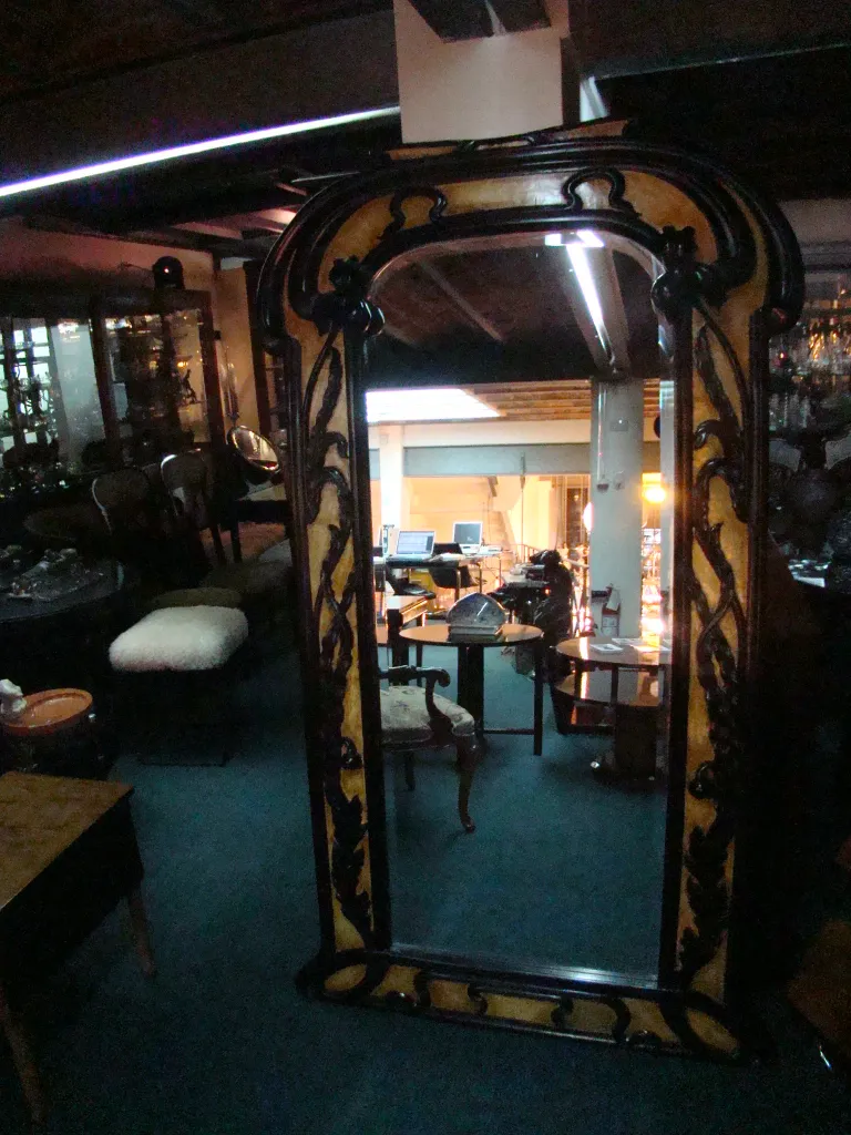 espelho antigo decorativo com moldura entalhada e ambiente elegante