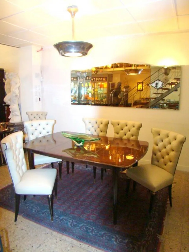 مرآة قديمة على الجدار في بيئة أنيقة