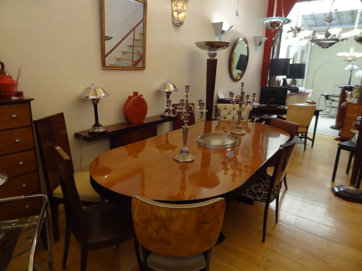 espelho antigo de parede com moldura decorativa em um ambiente acolhedor