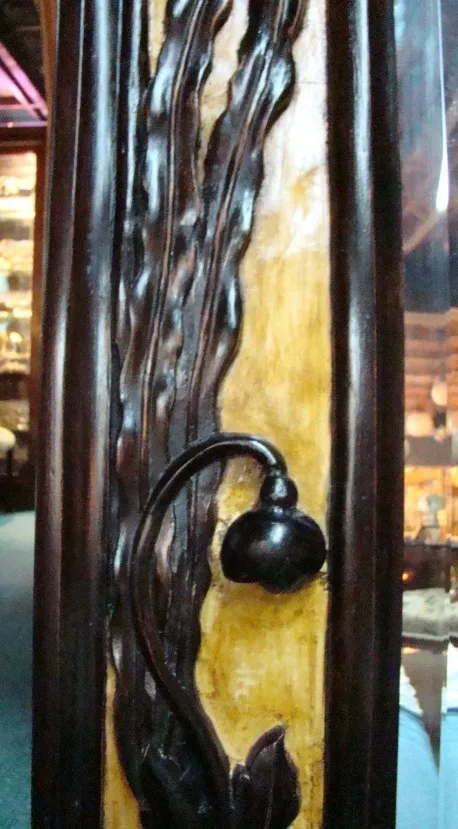 specchio antico con dettagli in rilievo intricati e design naturale