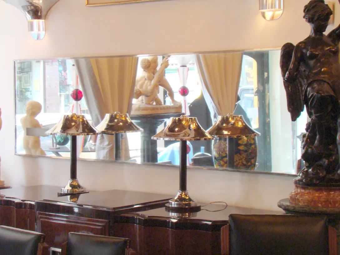 miroir ancien avec décoration et lampes dans la scène