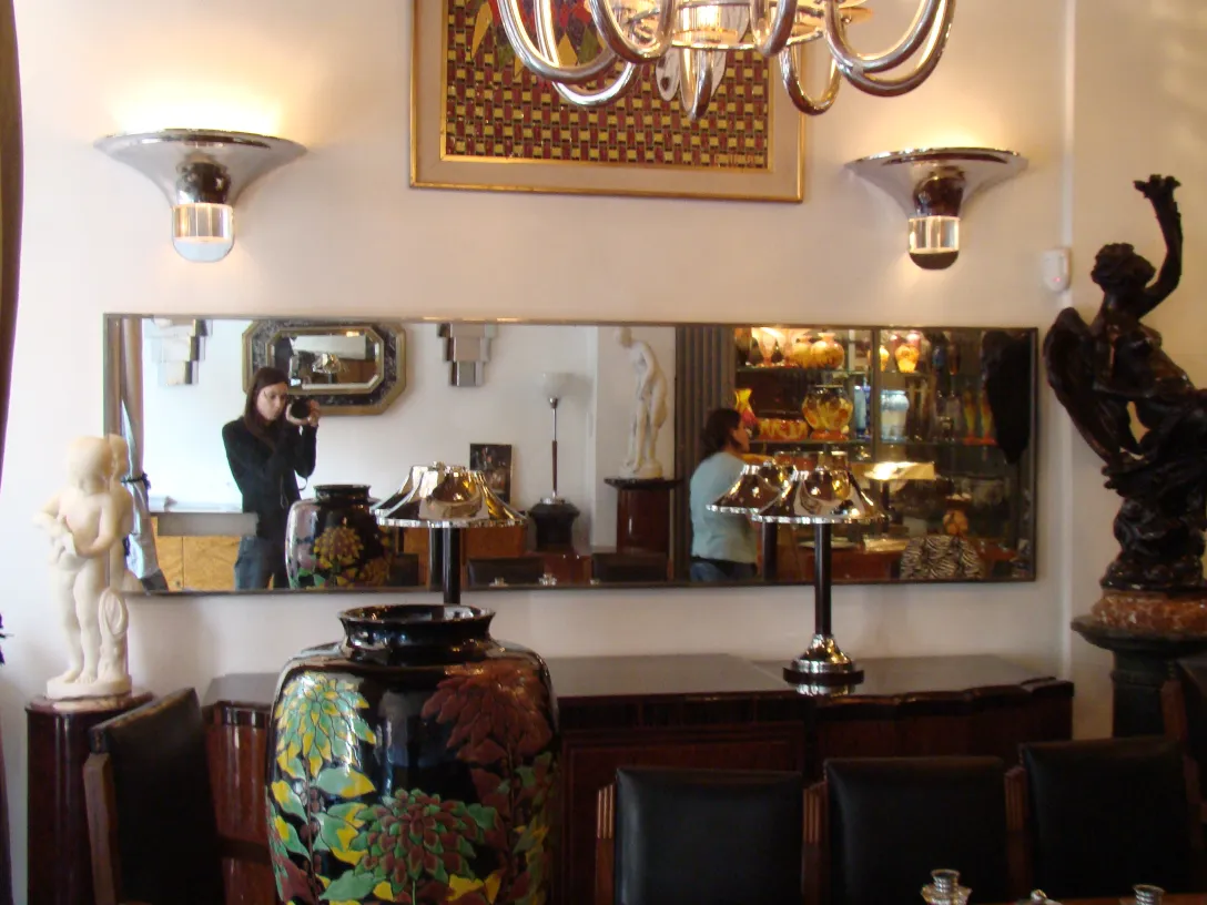 miroir ancien avec un design décoratif dans un cadre élégant