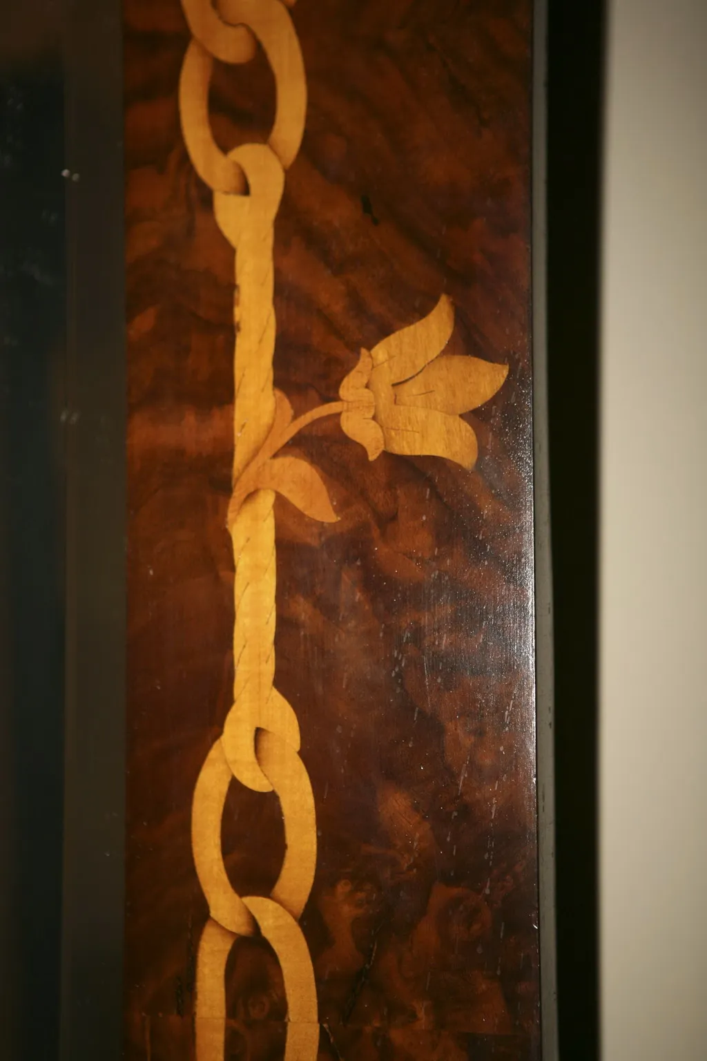 espelho antigo com detalhes florais e correntes decorativas