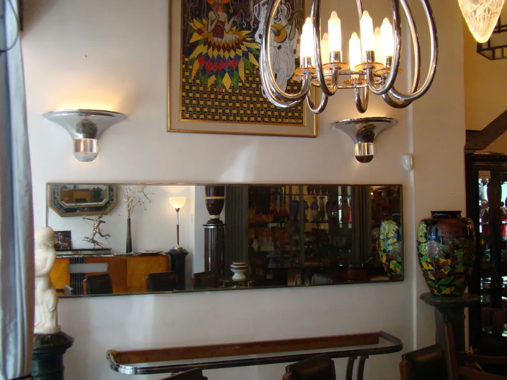 specchio antico su una parete con illuminazione morbida