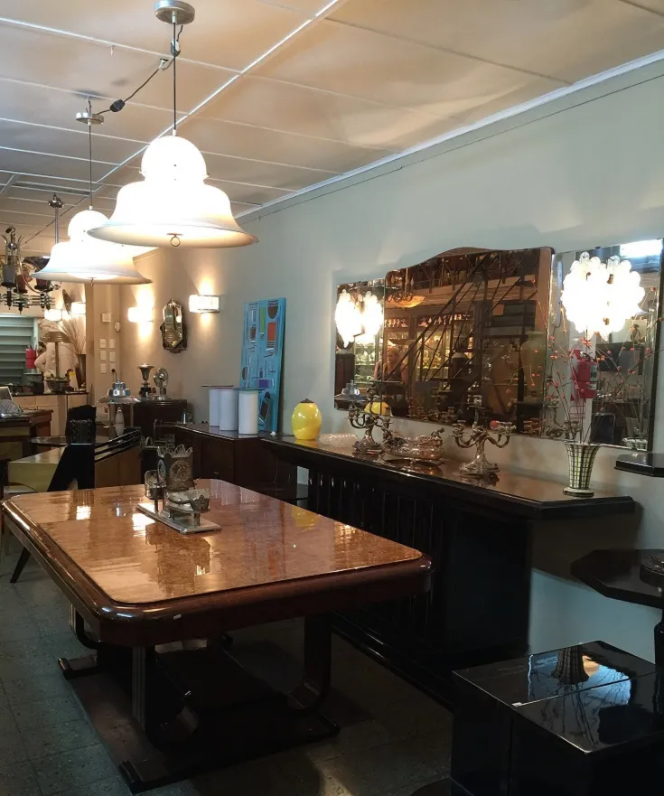 Espejo antiguo decorativo en la pared con ambiente elegante