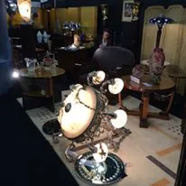 espejo antiguo con marco decorativo, estilo clásico, entorno acogedor