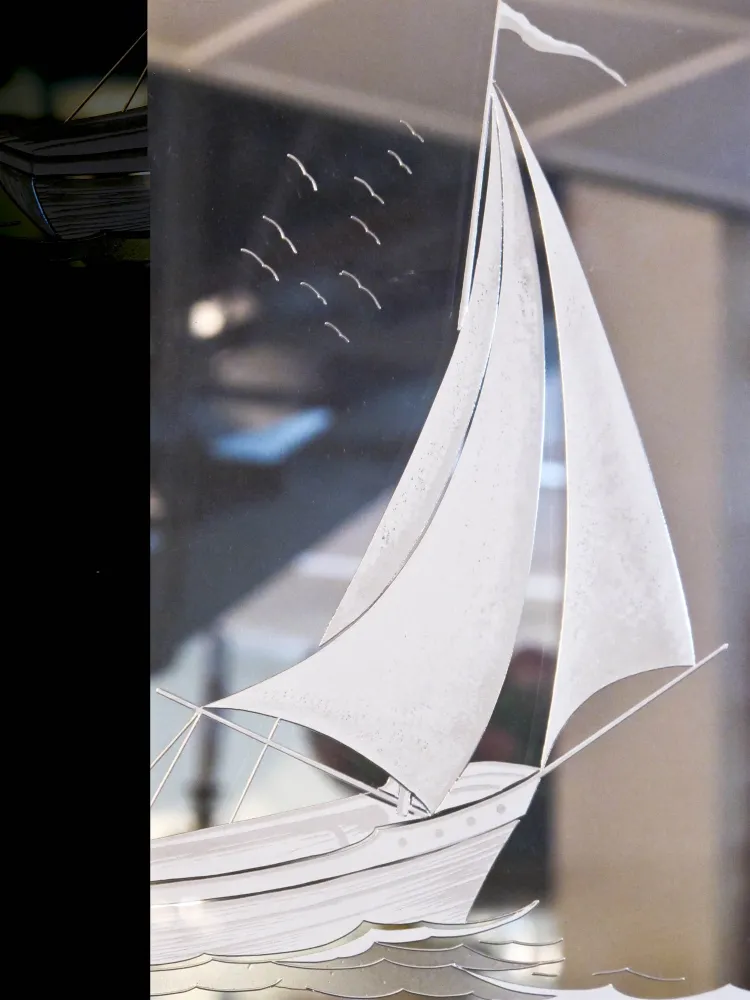 antiker spiegel, der ein boot und wellen reflektiert