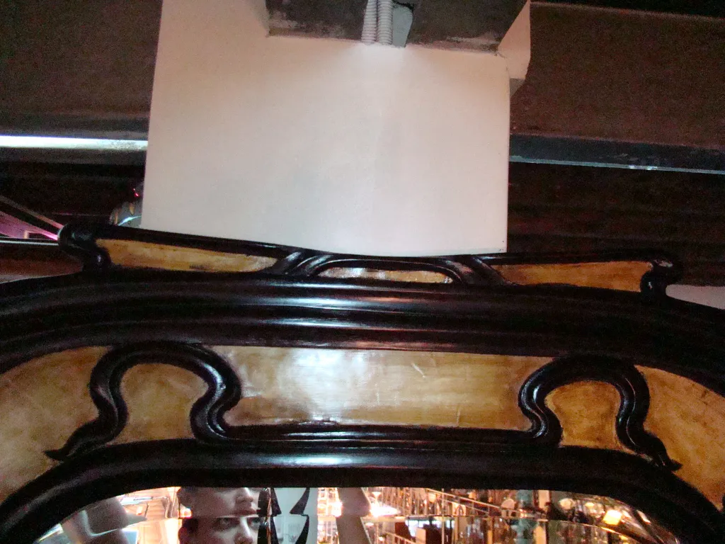 espejo antiguo con marco elaborado de estilo art nouveau.