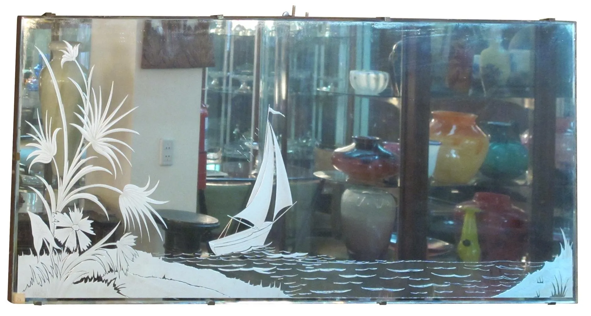 古董镜子上饰有船和植物的装饰性雕刻