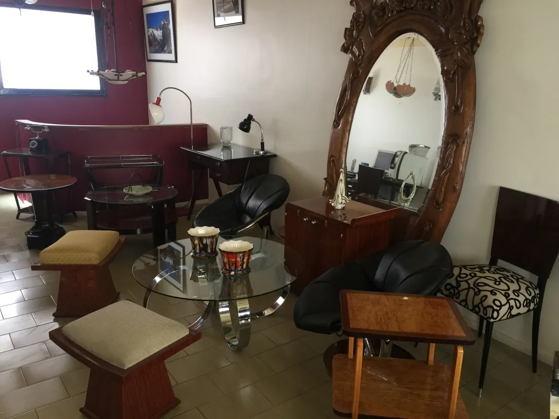 specchio antico decorativo con cornice lavorata, ambiente elegante