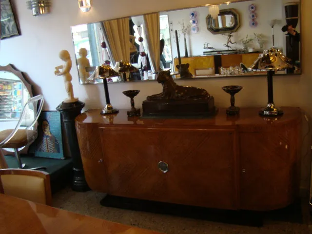 Espejo antiguo decorativo con marco elegante en un entorno moderno.