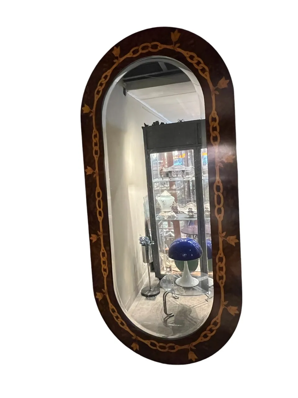 espelho antigo com uma moldura decorativa dourada e detalhes nobres, ambiente clássico