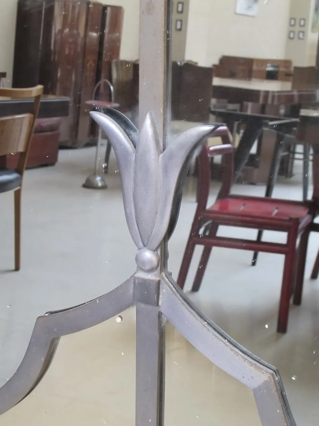 miroir ancien avec des détails décoratifs en haut, ambiance classique en arrière-plan