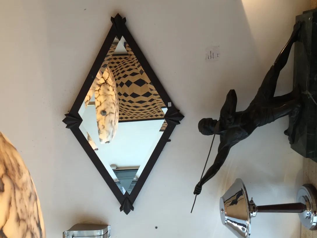 specchio antico a forma di rombo con riflessi brillanti e cornice dettagliata