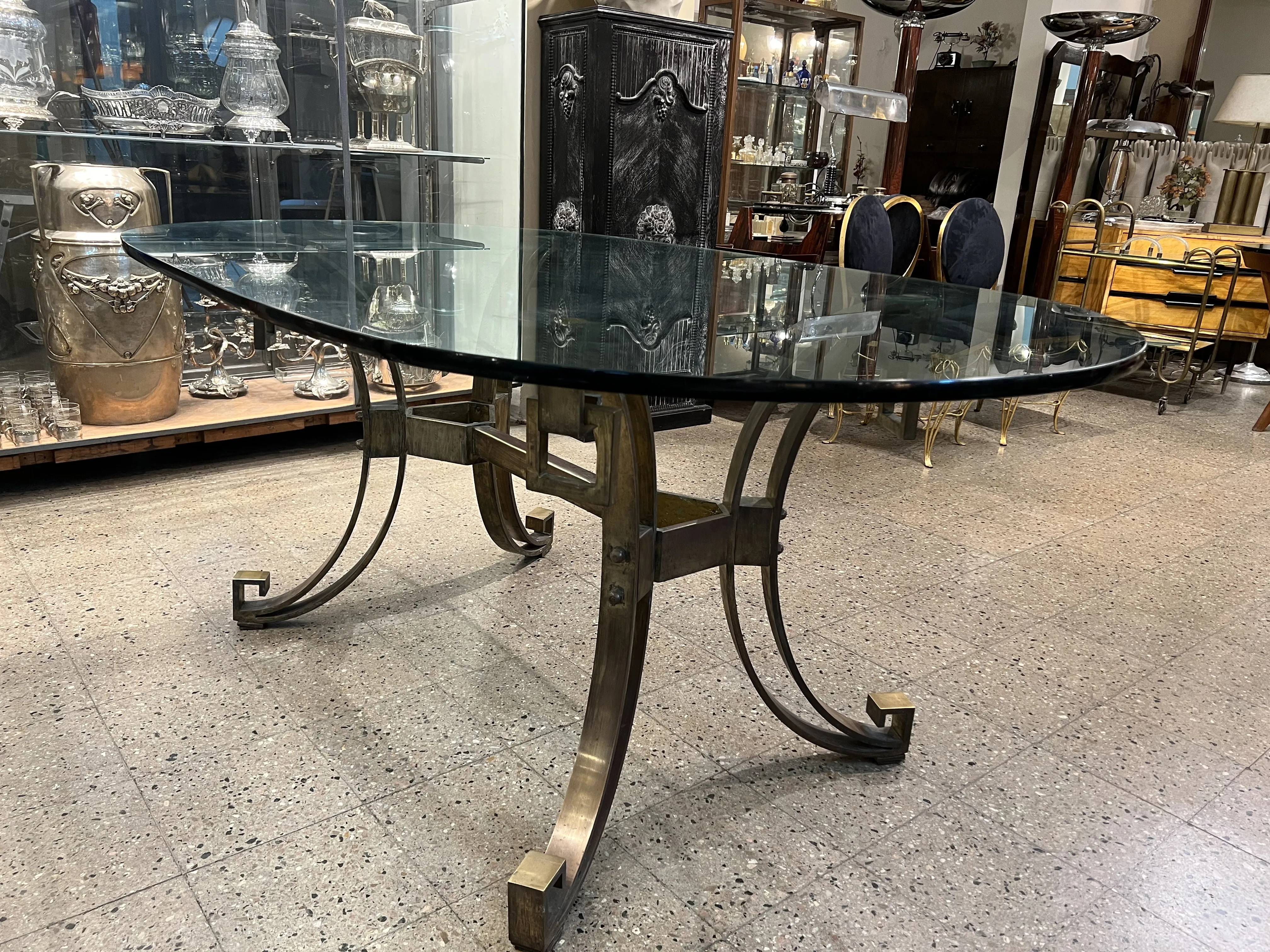 Mesa de jantar antiga art déco para 6 pessoas em um ambiente elegante.