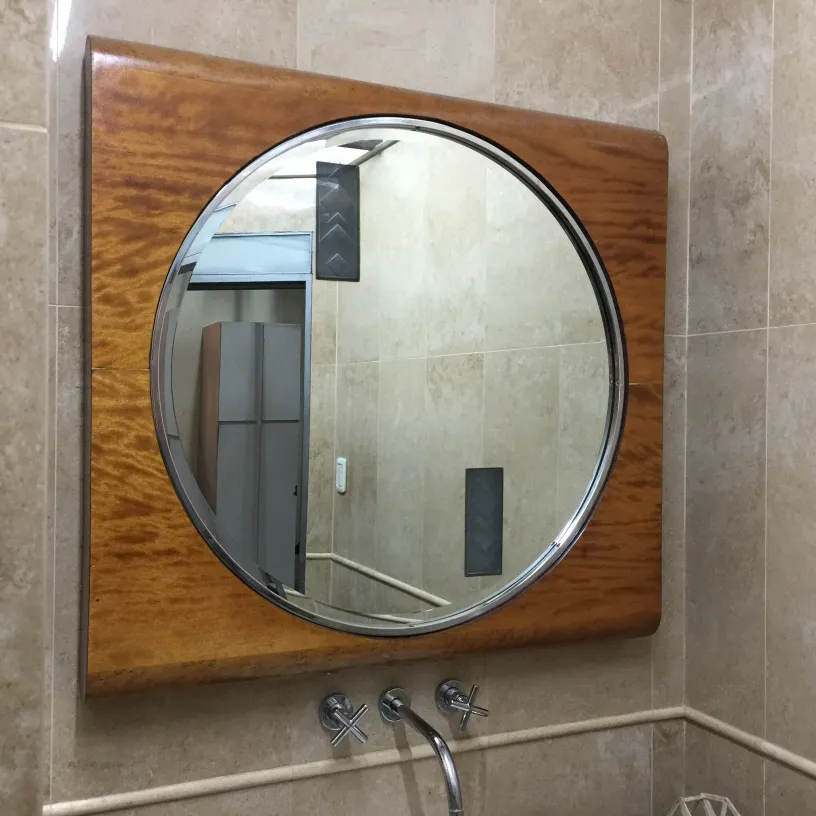 miroir rond antique dans une salle de bain avec décoration moderne