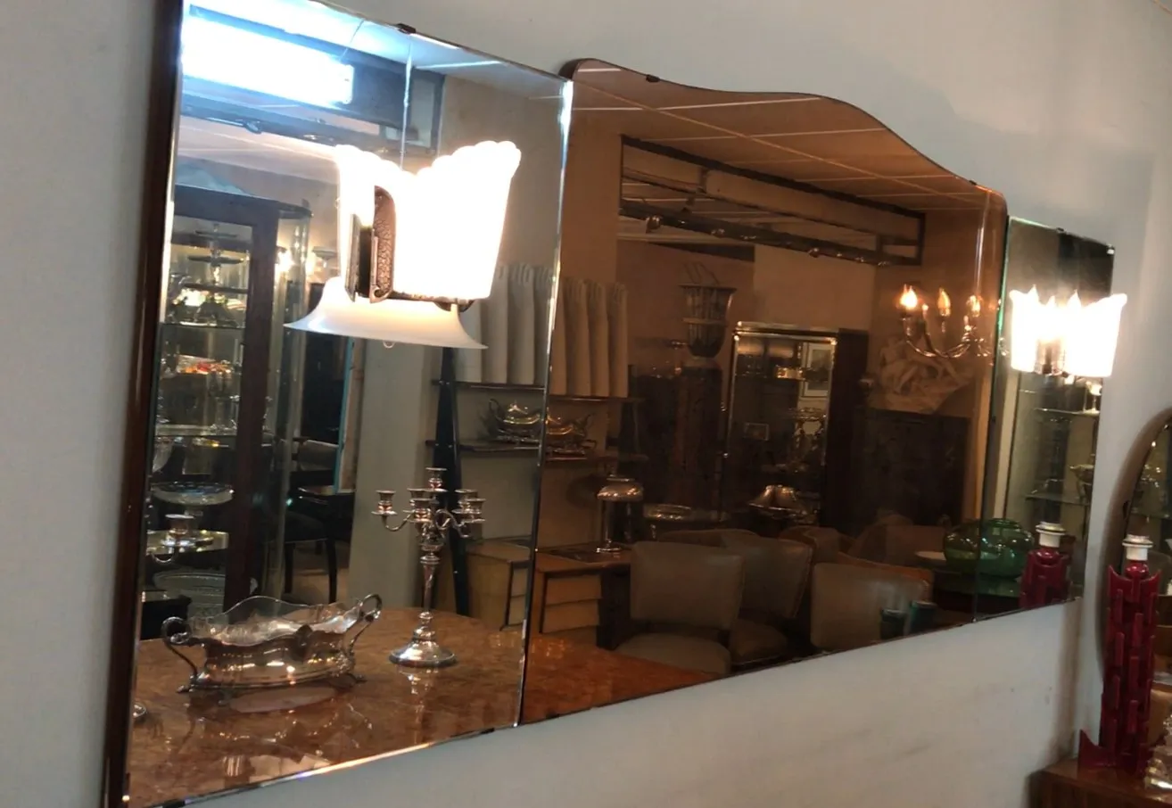 espelho antigo com reflexos e lâmpada iluminada