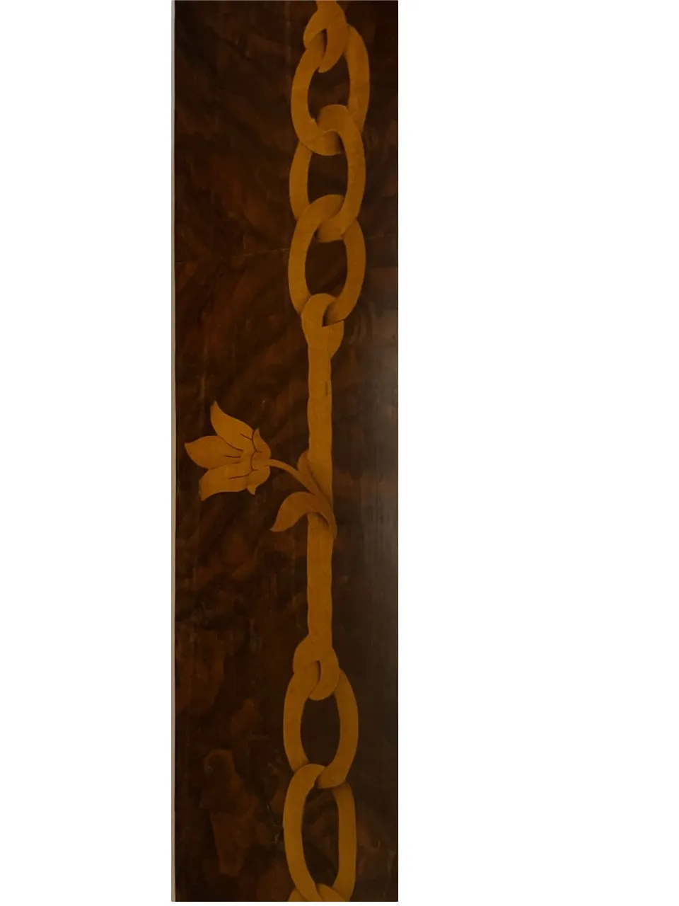 Antikes Spiegel mit Kettendesign und Blumenmotiv in der Mitte.