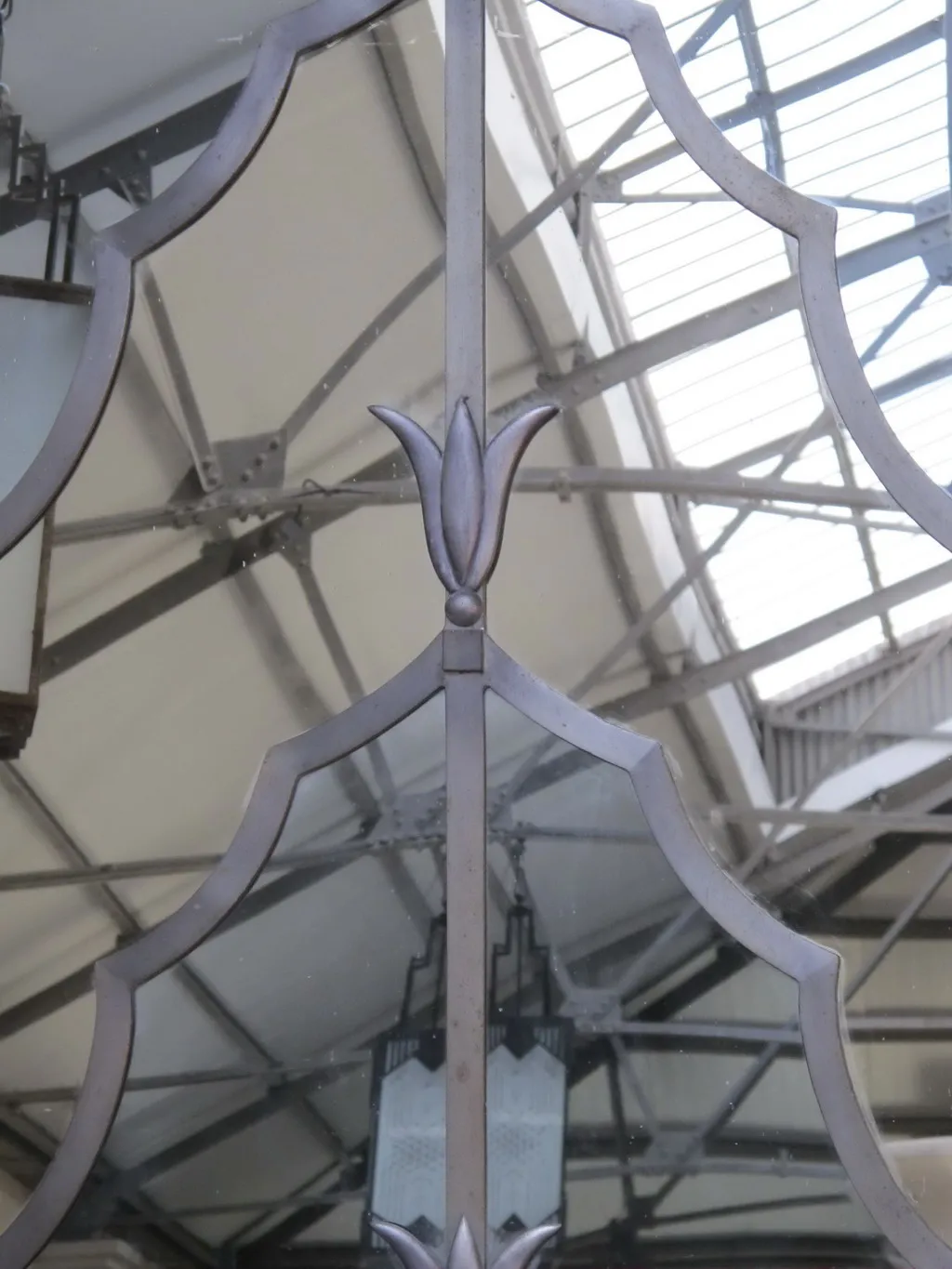 古董装饰镜子，有双色细节和优雅设计