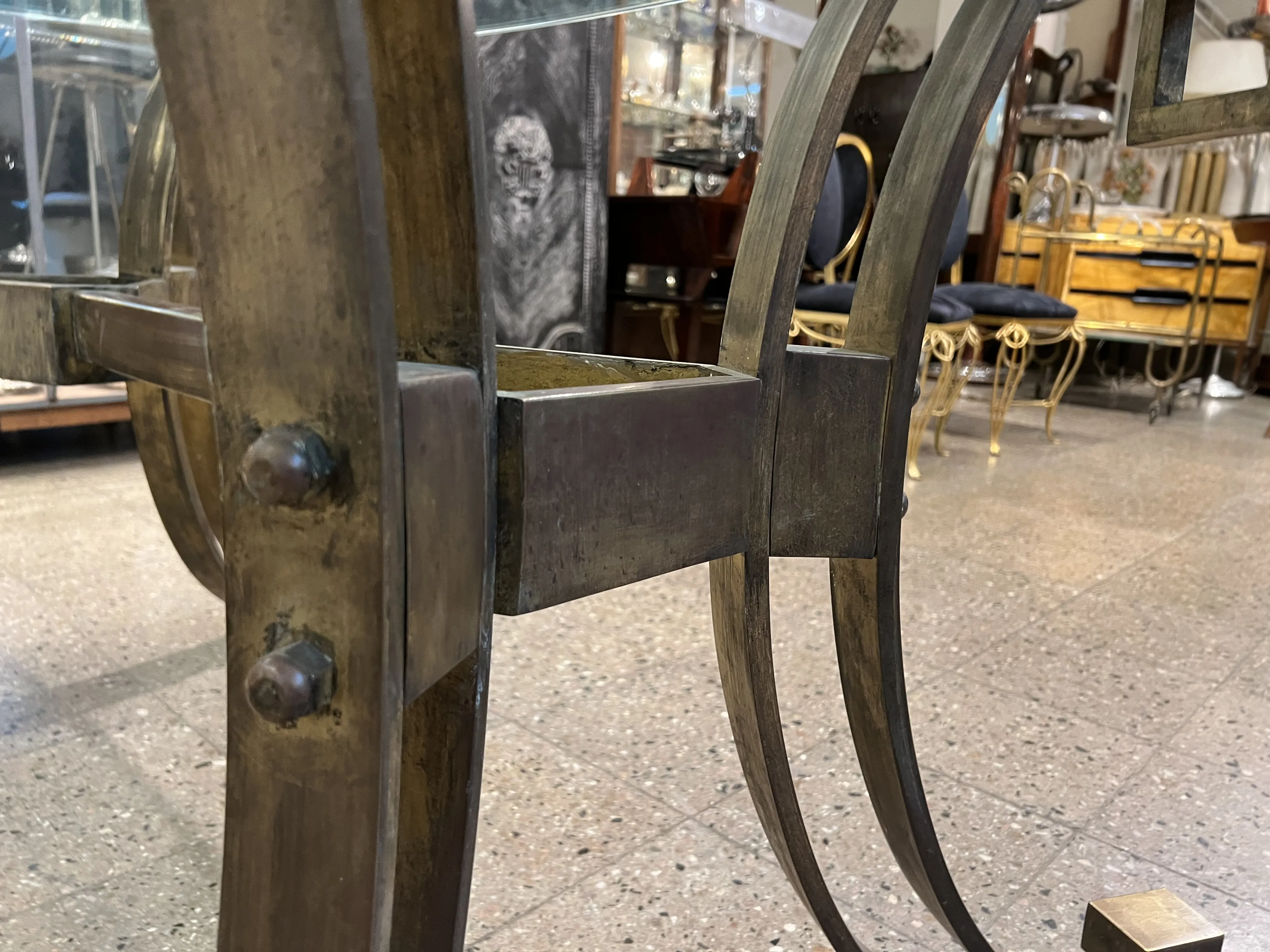 Table à manger ancienne pour 6 personnes dans un cadre élégant.