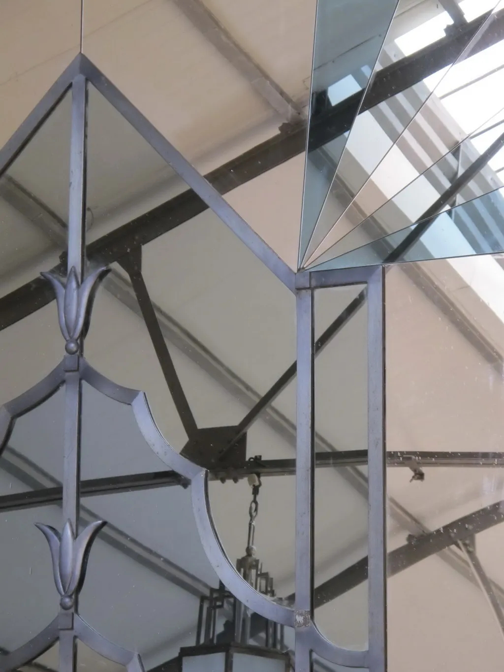 装飾的で複雑な古い鏡のフレームがあります