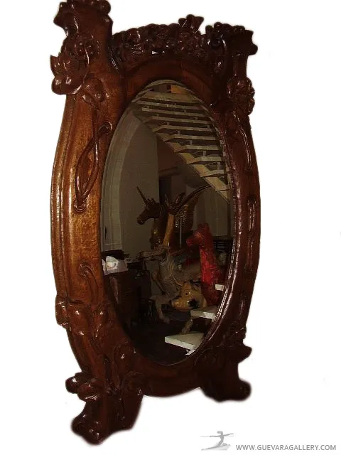 miroir antique décoré de fleurs, reflétant une ambiance classique