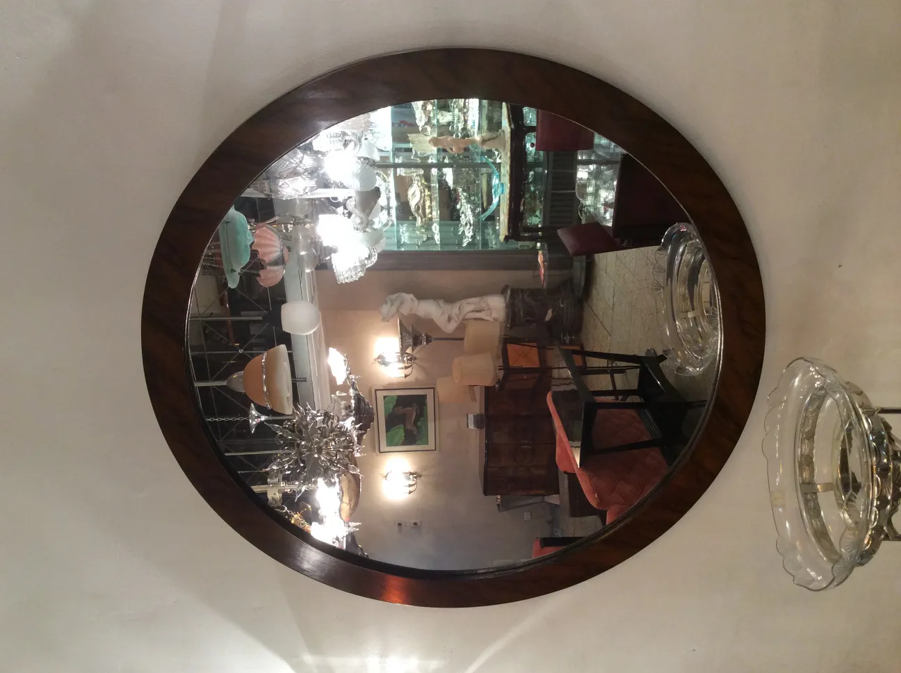 Espelho antigo decorativo com uma moldura elegante.