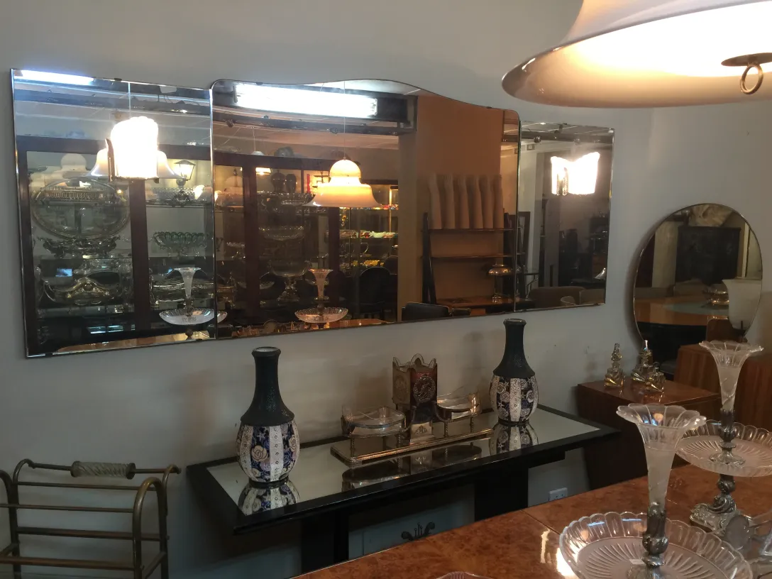 espejo antiguo decorativo con reflejo detallado y luz suave