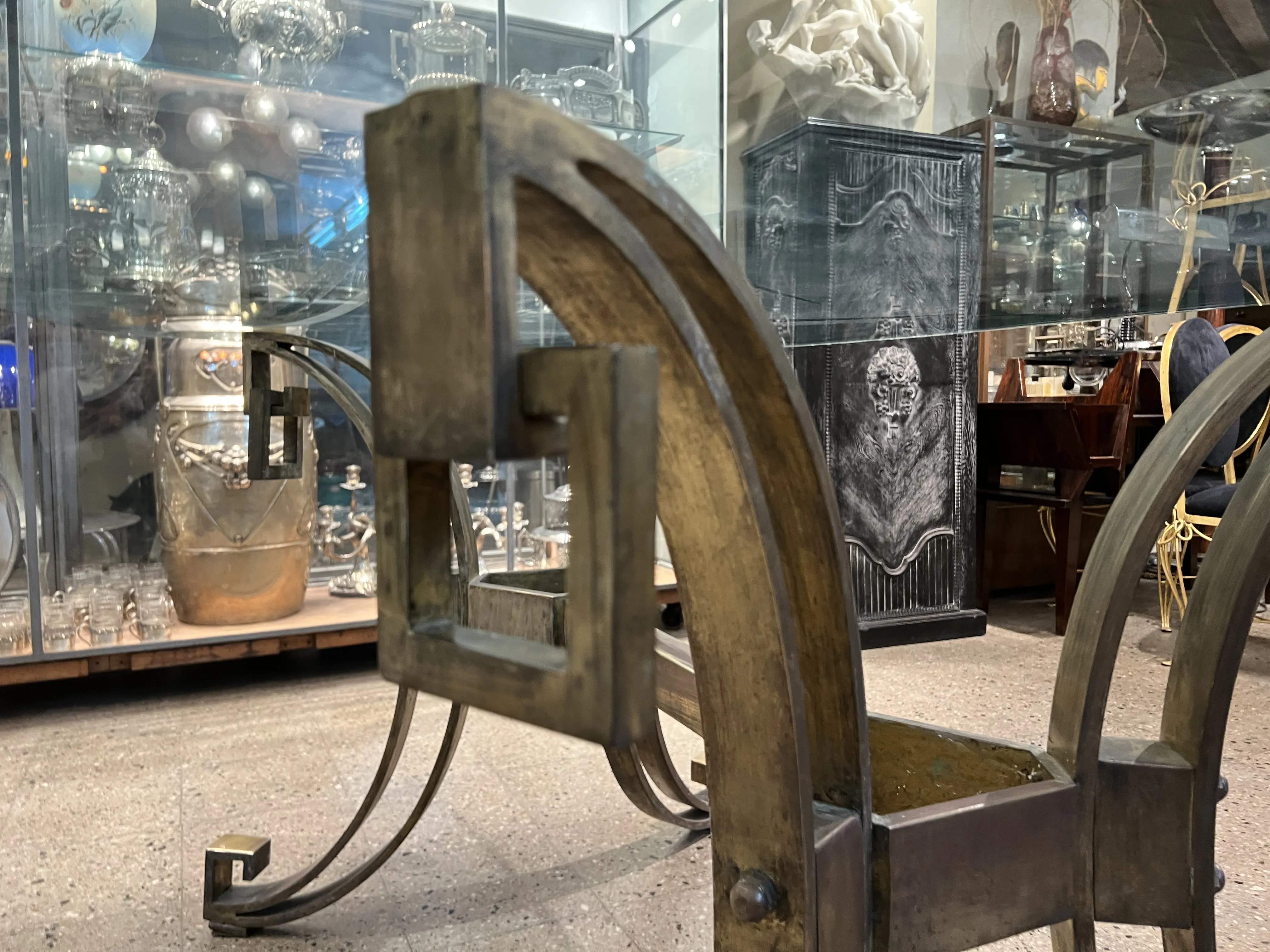 Table à manger antique, avec des jambes détaillées, pour 6 personnes, entourée d'objets vintage.