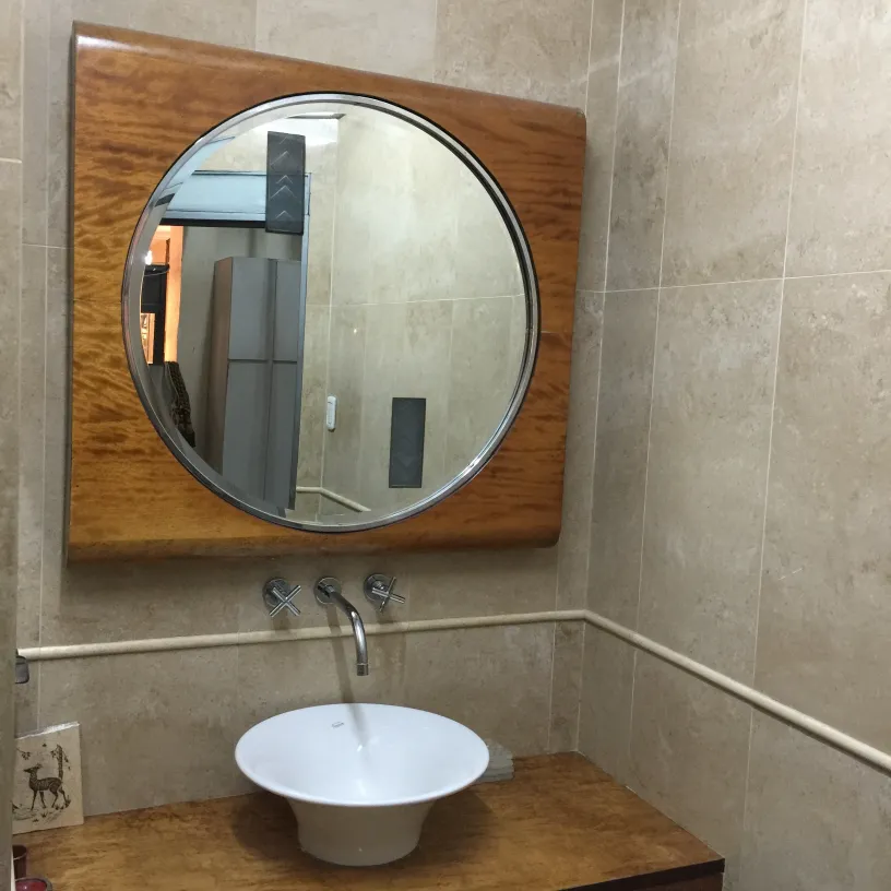 miroir rond ancien dans une salle de bain doucement éclairée