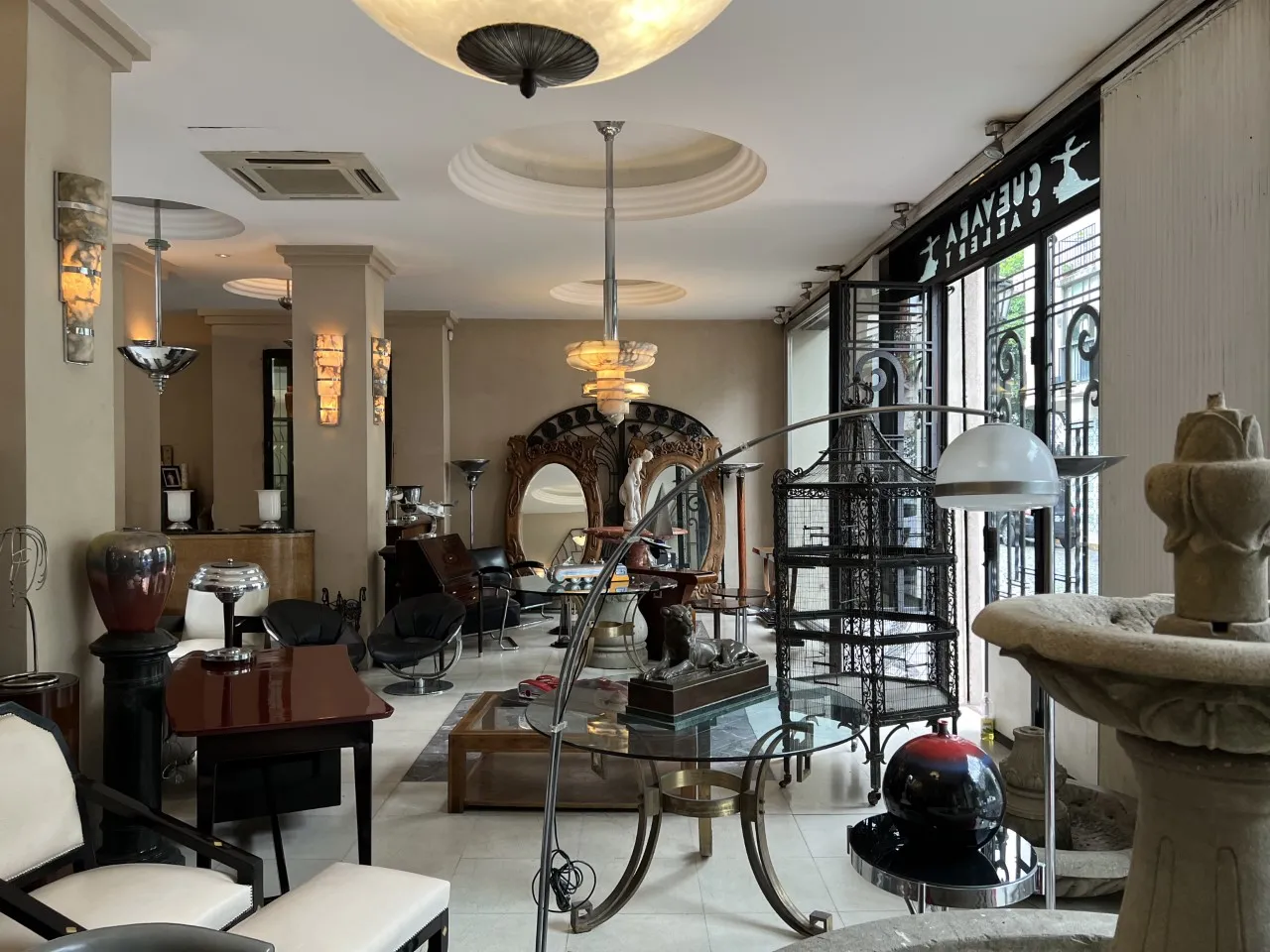 specchio antico decorativo in un ambiente elegante