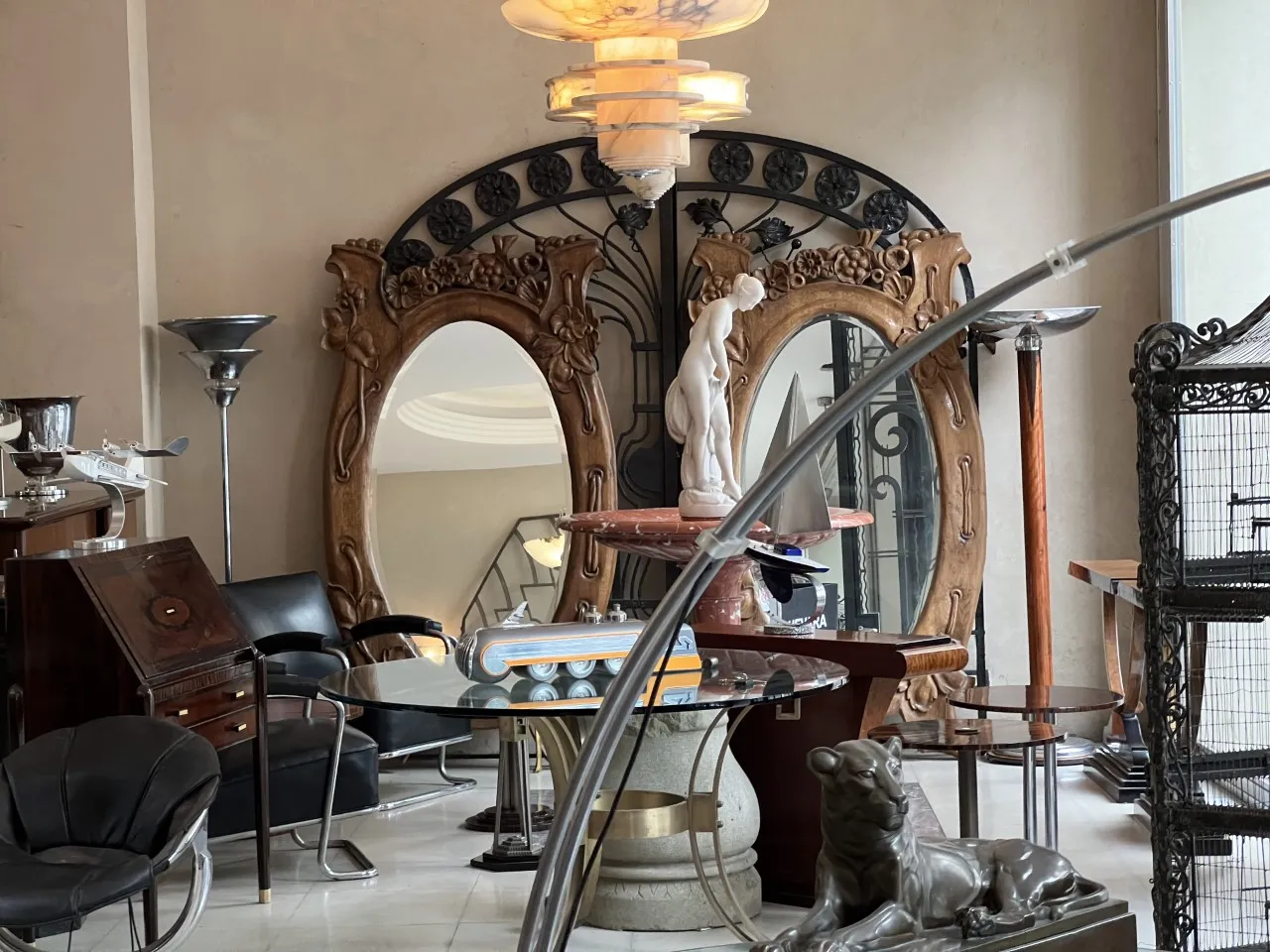 miroir ancien avec cadre décoratif dans un cadre vintage