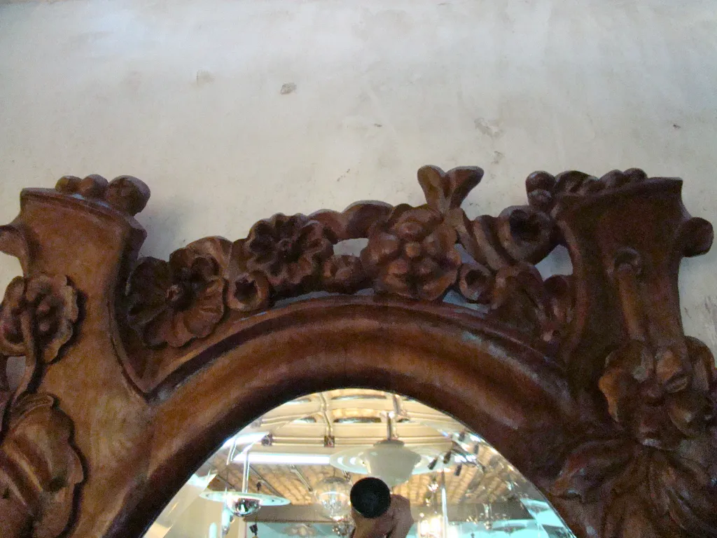 miroir ancien avec décoration florale en haut