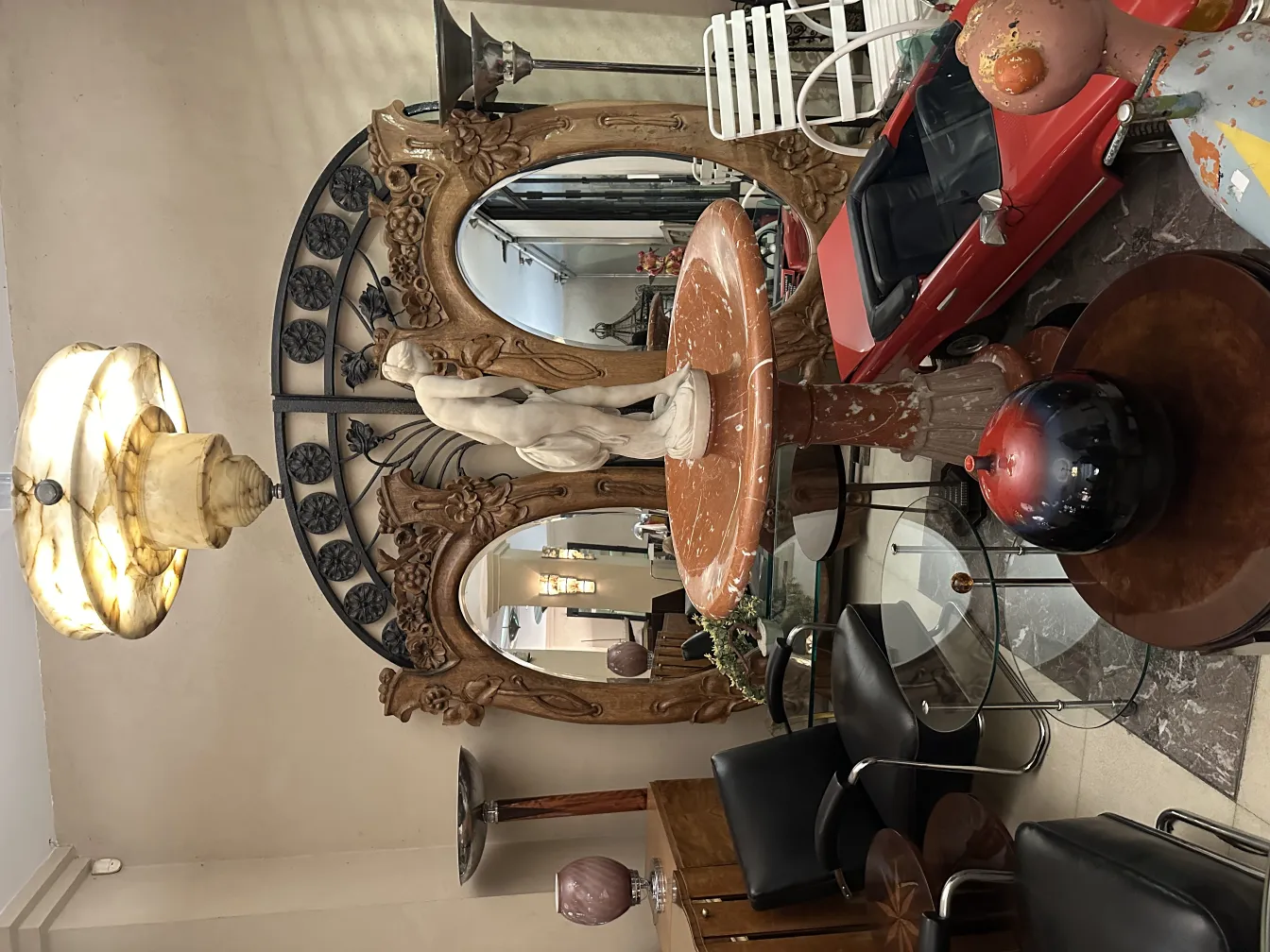 antigo espelho decorativo com moldura esculpida e figura