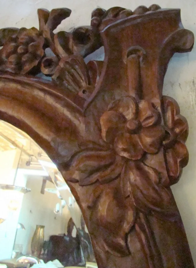 specchio antico con cornice decorata con fiori