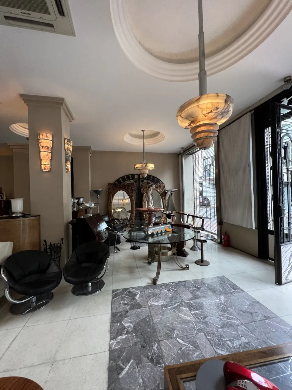 espejo antiguo decorativo con diseño elegante en un ambiente