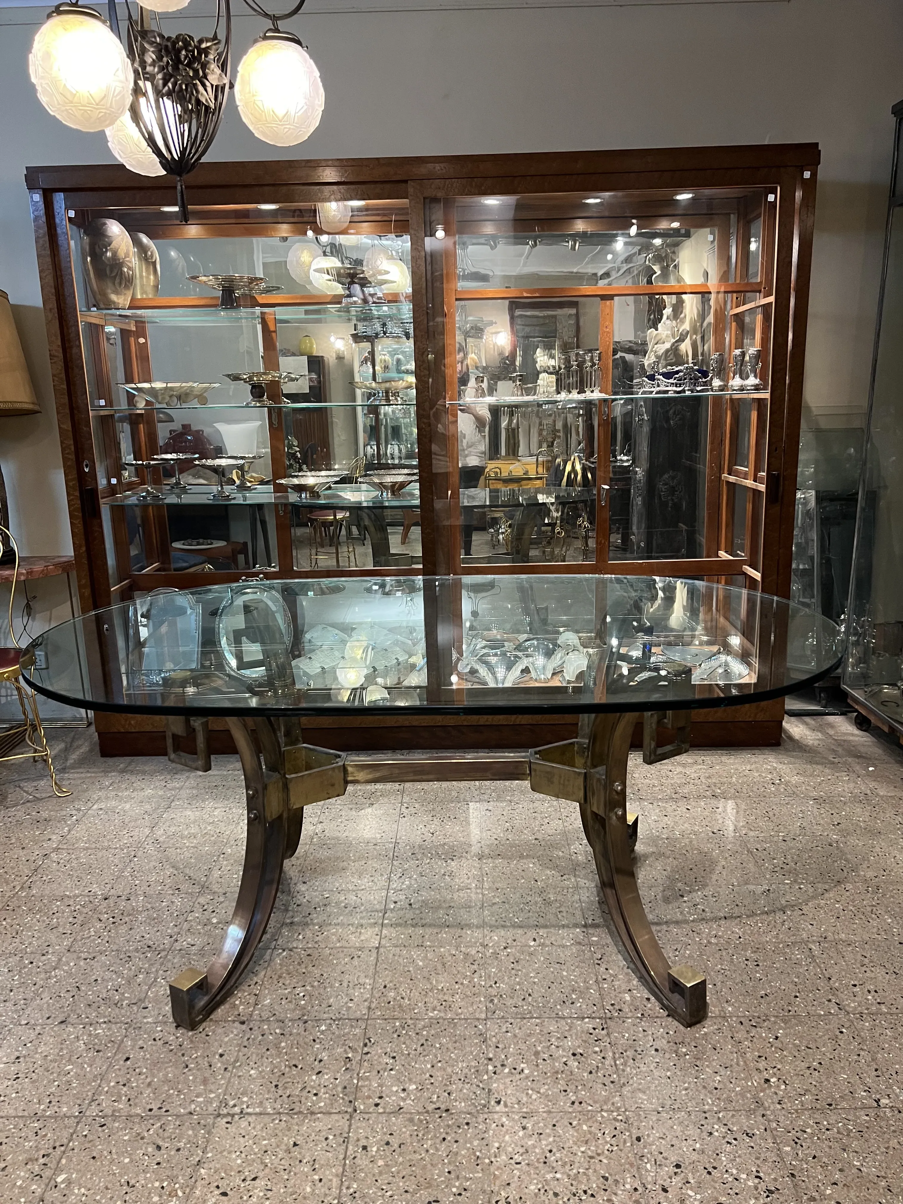 mesa de comedor antigua de cristal para seis personas con ambiente clásico