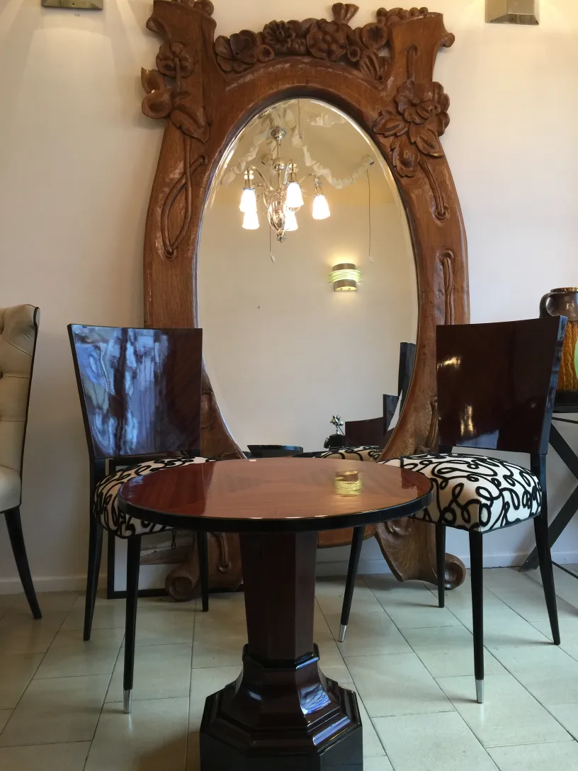 espejo antiguo con marco decorativo y sillones