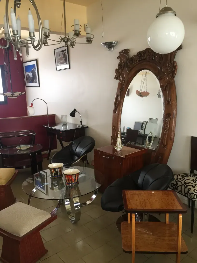 miroir ancien décoratif dans une pièce chaleureuse avec des meubles