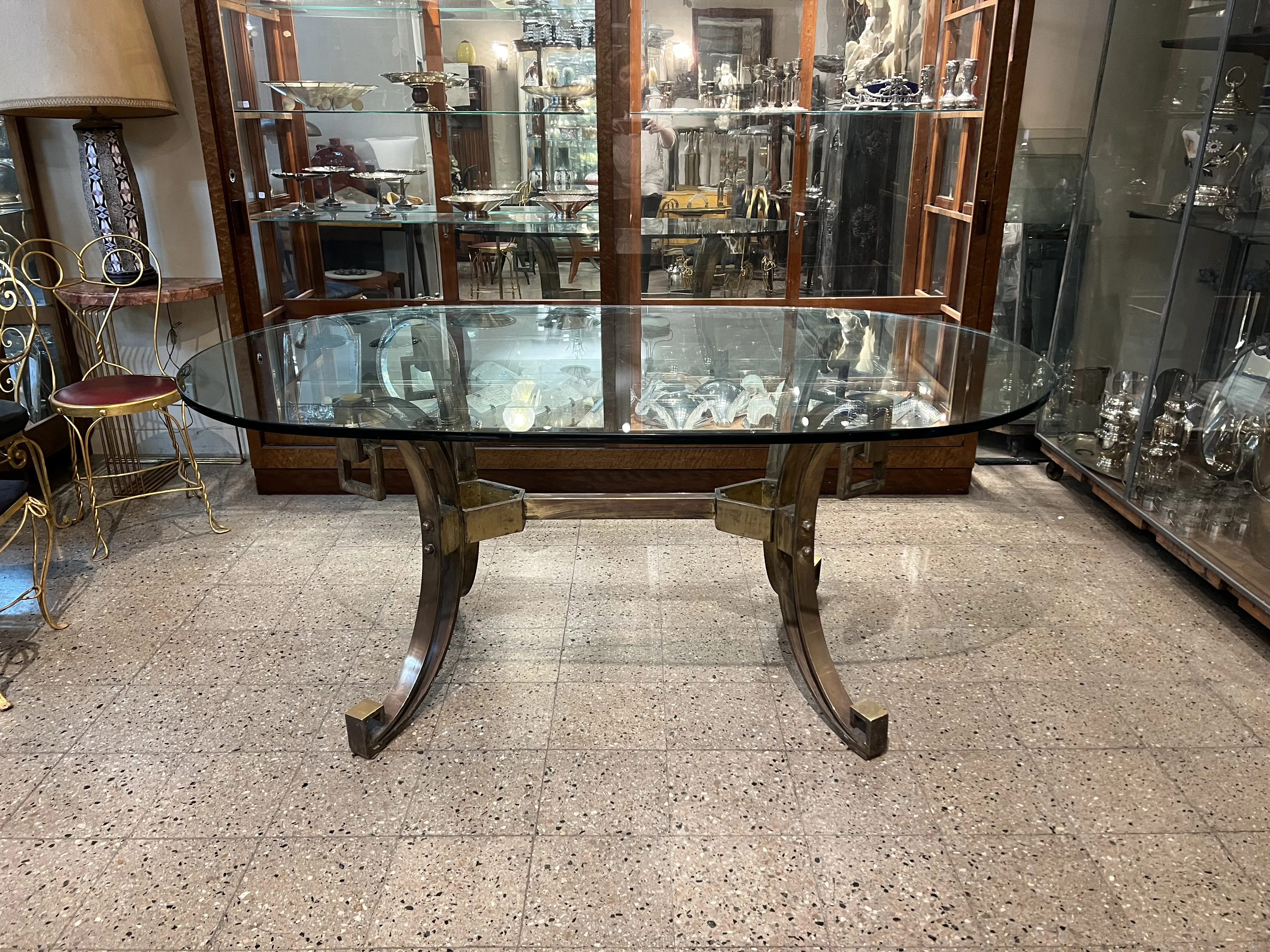 Table à manger antique dans un cadre chaleureux, style Art Deco.