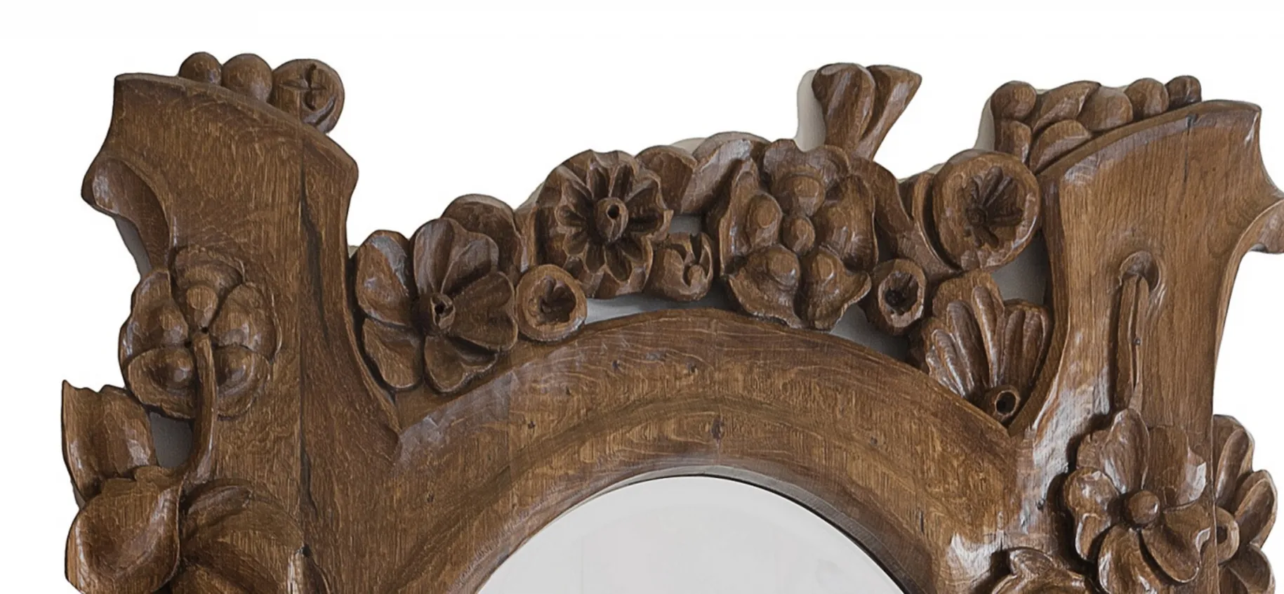 miroir ancien avec un cadre en bois sculpté orné de fleurs