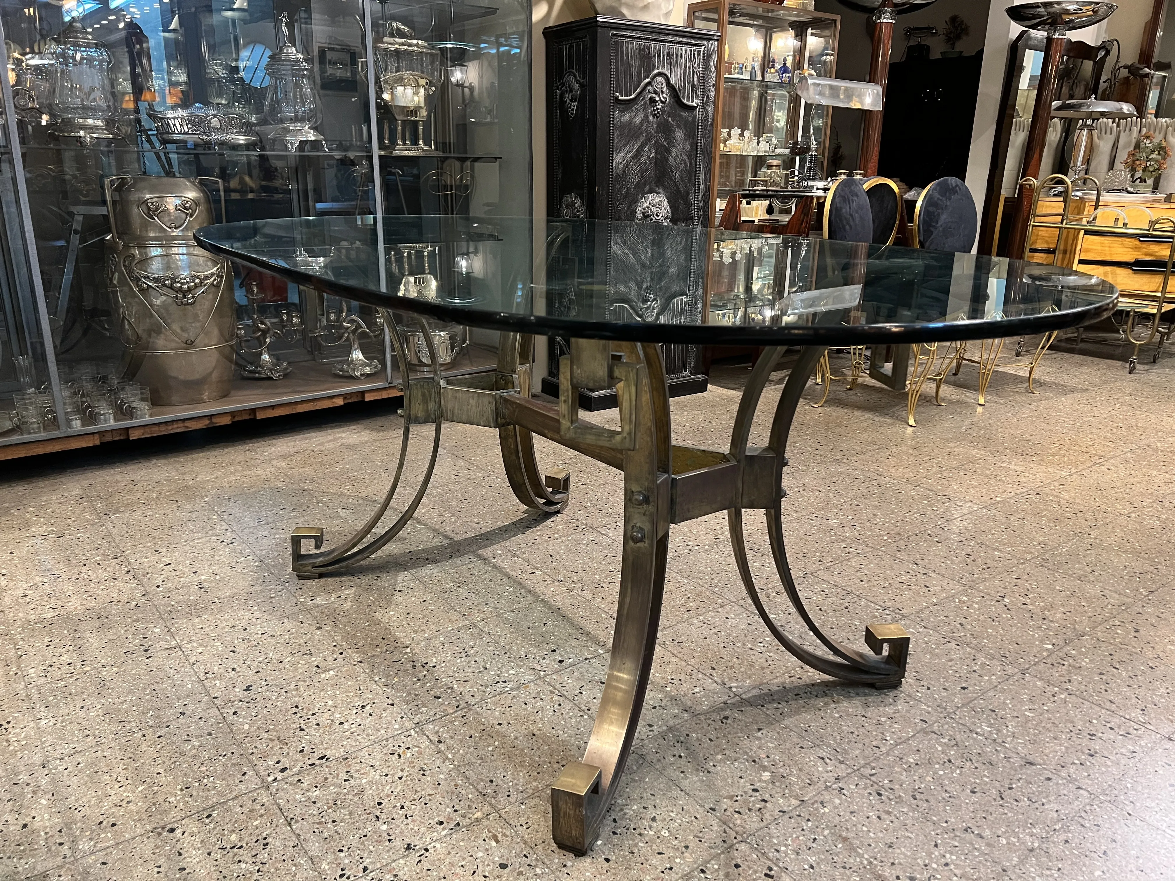 antiker art deco esstisch für sechs personen, mit einem hintergrund von antiquitäten